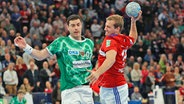 Niklas Weller (r.) vom Handball Sport Verein Hamburg im Spiel gegen die Füchse Berlin beim Wurf © IMAGO / Dreisicht 