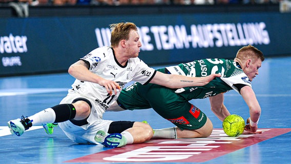 Eric Johansson (l.) vom THW Kiel im Duell mit Ymir Oern Gislason von FA Göppingen © IMAGO / Eibner 