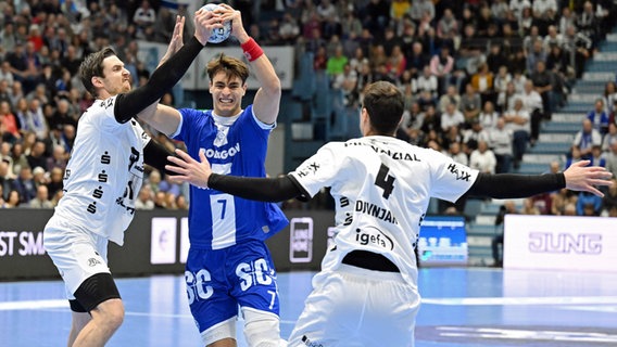 THW Kiel beim VfL Gummersbach © IMAGO / Eibner 