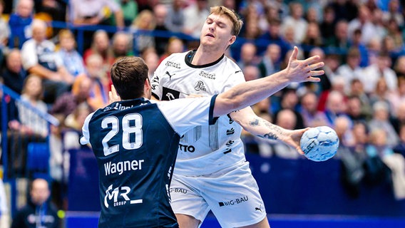 Emil Madsen (r.) vom THW Kiel im Duell mit Hendrik Wagner vom TBV Lemgo Lippe © IMAGO / Eibner 