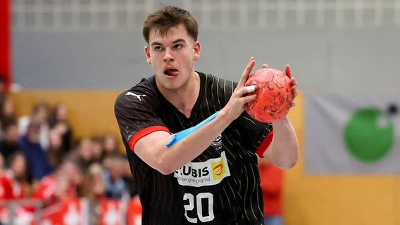 Handballer Jan Mudrow im Trikot der Junioren-Nationalmannschaft © IMAGO / DeFodi Images 