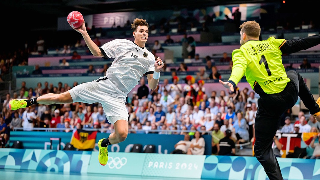 Deutschlands Handball-Nationalspieler Julian Köster (l.) im Olympia-Spiel gegen Spanien beim Wurf 