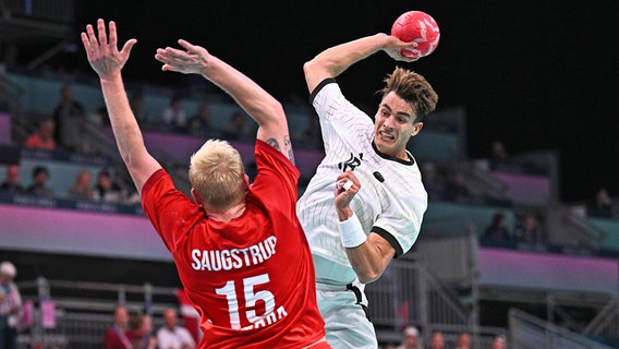 Der deutsche Handball-Nationalspieler Julian Köster (r.) im Olympia-Finale gegen Dänemark beim Abschluss © picture alliance/dpa | Tom Weller 