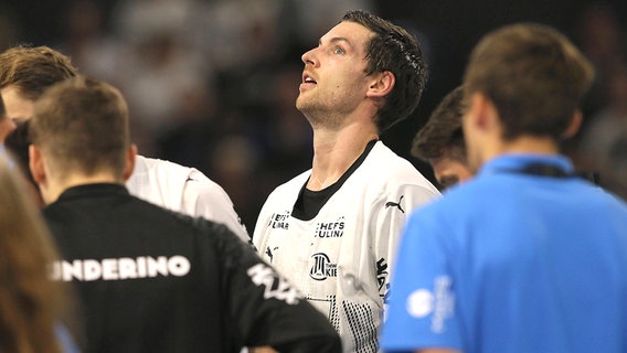 Frust bei Hendrik Pekeler vom THW Kiel © IMAGO / Claus Bergmann 