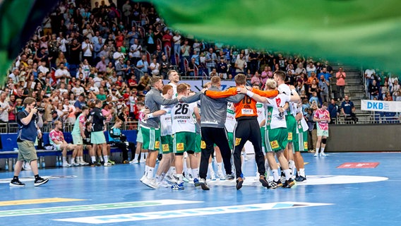 Jubel bei den Handballern der TSV Hannover-Burgdorf © IMAGO / Eibner 