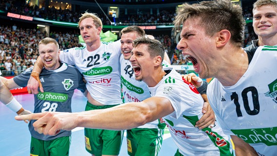 Jubel bei den Handballern der TSV Hannover-Burgdorf © IMAGO / Jan Guenther 