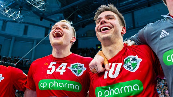 Hannovers Handballer Justus Fischer (l.) und Renars Uscins. © IMAGO / Jan Guenther 