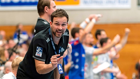 THW managing director Viktor Szilagyi gesticulates on the sidelines.  © imago images / wolf-sportfoto 