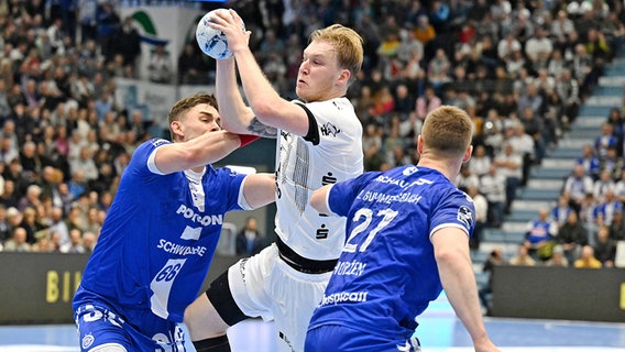 Eric Johansson (M.) vom THW Kiel in der Bundesliga-Partie beim VfL Gummersbach in Aktion © IMAGO / Eibner 