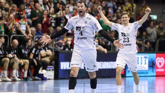 Domagoj Duvnjak (THW Kiel,4) und Rune Dahmke - Handball Bundesliga Saison 2021-2022 SC Magdeburg vs. THW Kiel in der GETEC Arena in Magdeburg - © imago images Foto: Christian Schroedter