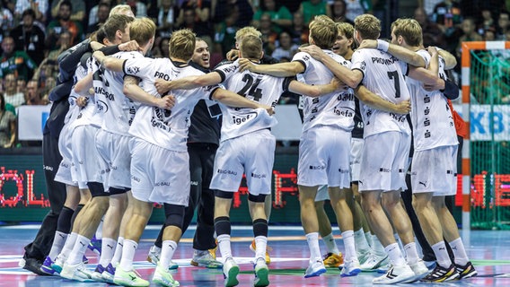 SC Magdeburg - THW Kiel, 3. Spieltag, GETEC Arena. Spieler von THW Kiel jubeln nach dem Sieg. © picture alliance Foto: Andreas Gora