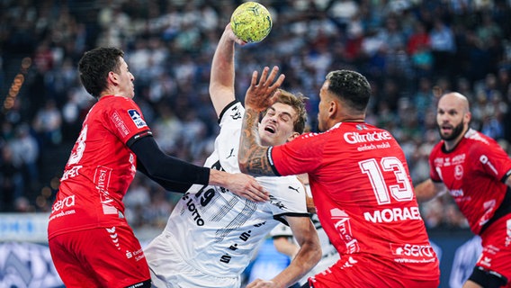 Karl Wallinius (THW Kiel, 49), Rogerio Moraes Ferreira (MT Melsungen, 13) GER, THW Kiel vs. MT Melsungen, Handball, Bundesliga, Spieltag, 4 © imago images / Eibner 