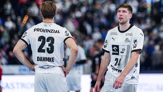 THW Kiel enttaeuscht/enttaeuschung nach Niederlage GER, THW Kiel vs. MT Melsungen, Handball, Bundesliga, Spieltag, 4, Rune Dahmke und Lukas Zerbe © imago images / Eibner 