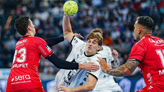 Handballer Karl Wallinius vom THW Kiel (M.) im Spiel gegen Melsungen © IMAGO/Eibner-Pressefoto Foto: Marcel von Fehrn