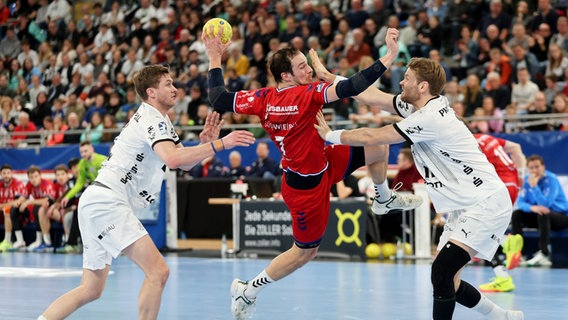 Die Kieler Magnus Landin (l.) und Petter Överby (r.) versuchen, Bietigheims Dominik Claus zu stoppen. © picture alliance / Pressefoto Baumann Foto: Hansjürgen Britsch