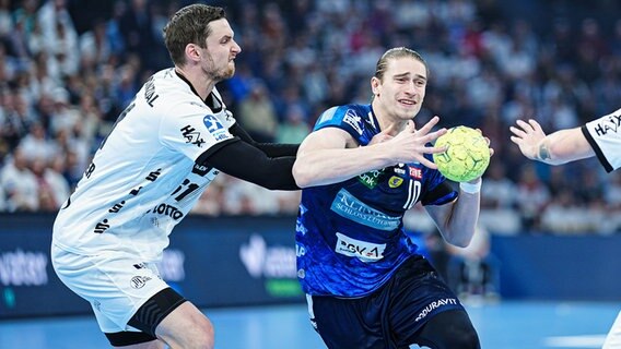 Spielszene THW Kiel (weiß) gegen die Rhein-Neckar Löwen mit Hendrik Pekeler (l.) und Juri Knorr © picture alliance / Eibner-Pressefoto 