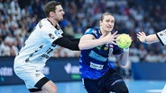 Spielszene THW Kiel (weiß) gegen die Rhein-Neckar Löwen mit Hendrik Pekeler (l.) und Juri Knorr © picture alliance / Eibner-Pressefoto 