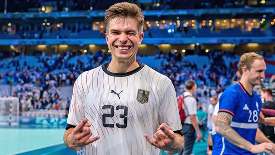 Handball-Nationalspieler Renars Uscins bejubelt den Halbfinal-Einzug Deutschlands bei den Olympischen Spielen © IMAGO / wolf-sportfoto 