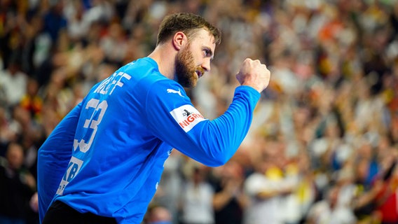 Handball-Torhüter Andreas Wolff ballt die Faust. © IMAGO / wolf-sportfoto 
