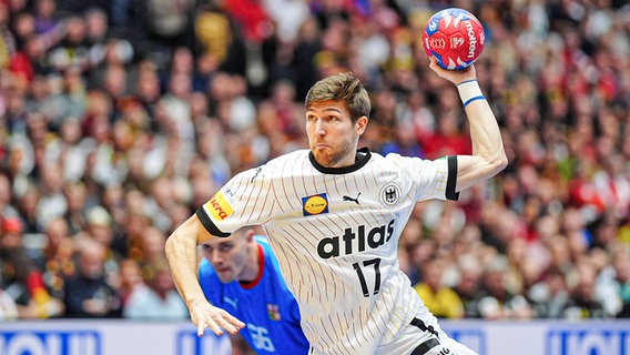 Der deutsche Handball-Nationalspieler Lukas Zerbe beim Wurf © IMAGO / Eibner 