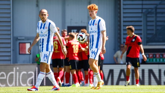 Adrien Lebeau und Tim Krohn nach dem Tor von Wehen-Wiesbaden. © IMAGO / Jan Huebner 