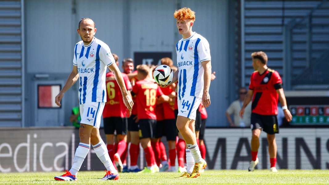 Adrien Lebeau und Tim Krohn nach dem Tor von Wehen-Wiesbaden.