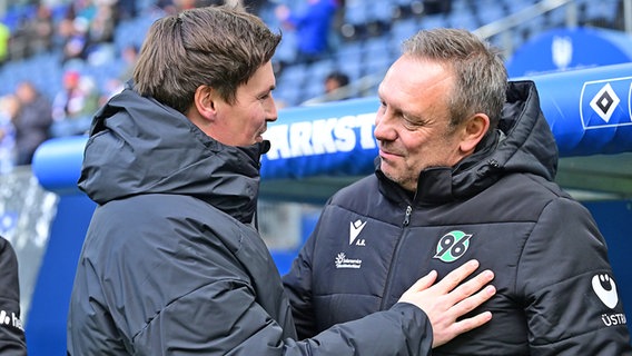 Trainer Merlin Polzin (l.) vom Hamburger SV und Coach Andre Breitenreiter von Hannover 96 © Witters 