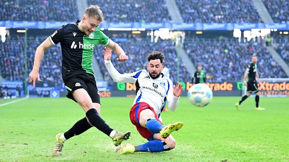 Jannik Dehm (l.) von Hannover 96 im Duell mit Marco Richter vom Hamburger SV © Witters 