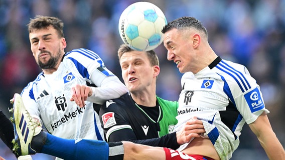 Jonas Meffert (l.) und Silvan Hefti (r.) vom Hamburger SV im Duell mit Fabian Kunze von Hannover 96 © Witters 