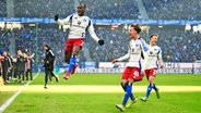 Jean-Luc Dompé (l.) vom HSV bejubelt sein Tor zum 2:2 gegen Hannover 96 © IMAGO / Eibner 