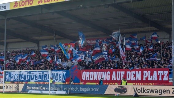 Kiel Fans an der Förder: "Chaos auf den Rängen, Ordnung auf dem Platz" © Imago / Eibner 