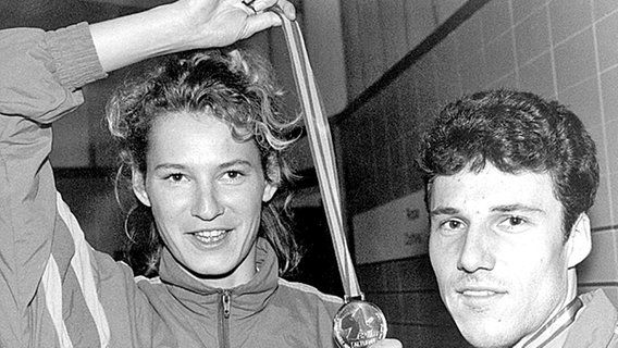 Die Hallen-Weltmeister Heike Henkel (Leverkusen) und Dietmar Haaf (Kornwestheim) und ihr Gold von Sevilla 1991 © picture-alliance / dpa Foto: Achim Scheidemann
