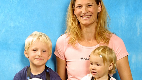 Heike Henkel und zwei ihrer drei Kinder, Morten und Marlene (re.) im Juli 2003. © picture-alliance / Sven Simon Foto: Sven Simon