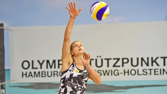 Die Beachvolleyballerin Laura Ludwig beim Training im Olympia-Stützpunkt Hamburg/Schleswig-Holstein © Witters Foto: Valeria Witters