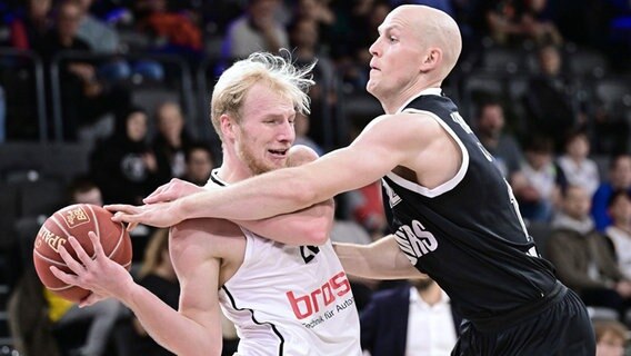 Trey Woodbury (Baskets Bamberg) gegen Seth Hinrichs (Hamburg Towers) © witters 