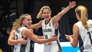 Jubel bei den Basketballerinnen Svenja Brunckhorst (l.) und Sonja Greinacher. © IMAGO / Pacific Press Agency 