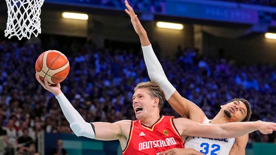 Der deutsche Basketball-Nationalspieler Moritz Wagner (l.) im Duell mit dem Franzosen Victor Wembanyama © IMAGO / USA TODAY Network 