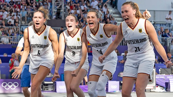 Jubel beim deutschen 3x3-Basketball-Team: Sonja Greinacher, Elisa Mevius, Marie Reichert und Svenja Brunckhorst (v.l.) © IMAGO / Sven Simon 