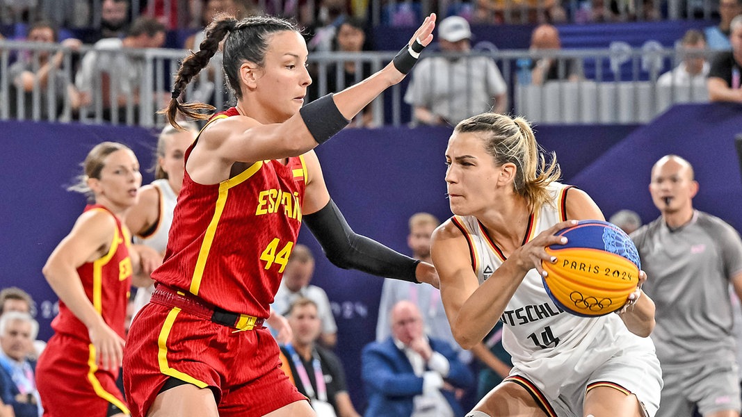 Sonja Greinacher (r.) vom deutschen 3x3-Basketball-Team im Duell mit der Spanierin Gracia Alonso 