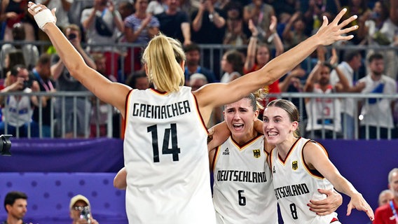 Die deutschen 3x3-Basketballerinnen bejubeln den Sieg bei den Olympischen Spielen © picture alliance/dpa | Sina Schuldt 