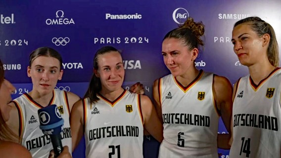 Die deutschen 3x3-Olympiasiegerinnen im Interview (v.l.) Elisa Mevius, Svenja Brunckhorst, Marie Reichert und Sonja Greinacher © NDR Screenshot 