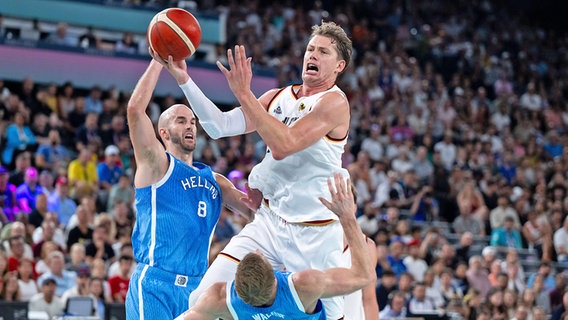 Der deutsche Basketball-Nationalspieler Moritz Wagner (M.) im Olympia-Viertelfinale gegen Griechenland in Aktion © IMAGO / Eibner 