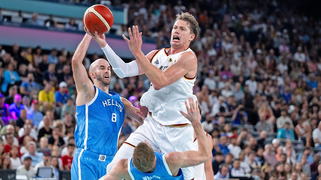 Der deutsche Basketball-Nationalspieler Moritz Wagner (M.) im Olympia-Viertelfinale gegen Griechenland in Aktion 