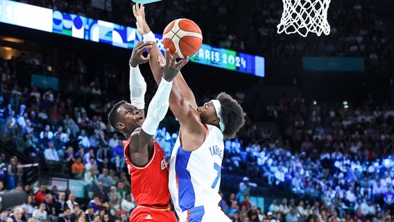 Der deutsche Basketball-Nationalspieler Dennis Schröder (l.) im Olympia-Halbfinale gegen Frankreich in Aktion © IMAGO / Eibner 