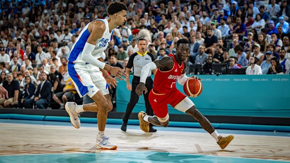 Der deutsche Basketball-Nationalspieler Dennis Schröder (r.) versucht im Olympia-Halbfinale gegen Frankreich an Victor Wembanyama vorbeizukommen © IMAGO/camera4+ Foto: Tilo Wiedensohler