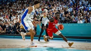 Der deutsche Basketball-Nationalspieler Dennis Schröder (r.) versucht im Olympia-Halbfinale gegen Frankreich an Victor Wembanyama vorbeizukommen © IMAGO/camera4+ Foto: Tilo Wiedensohler