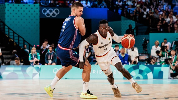 Deutschland - Serbien, Dennis Schröder (Deutschland, 17) am Ball © Imago images / HMB-Media 