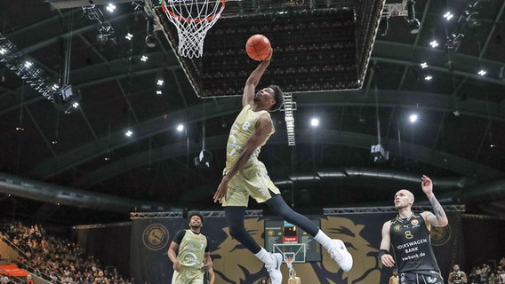 Vechtas Brandon Randolph setzt zum Dunking an © IMAGO / Jan Huebner 