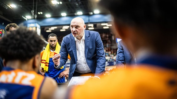 Seawolves-Coach Przemyslaw Frasunkiewicz bei der Ansprache an sein Team. © IMAGO / Fotostand 