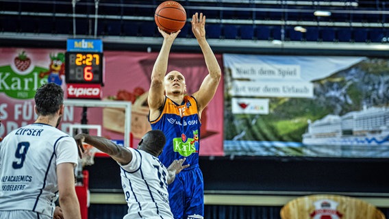 Seawolves-Spieler Robin Amaize beim Wurf © picture alliance / Fotostand | Fotostand / Voelker 